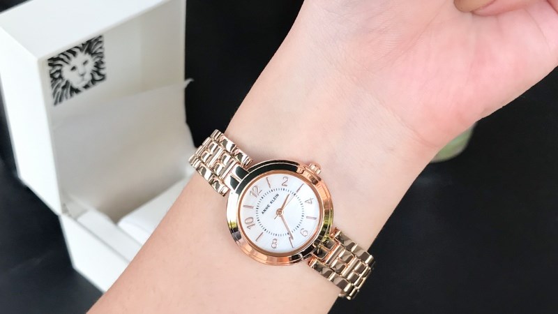 Dây đeo thường có dây kim loại và dây da cho cảm giác thoải mái khi đeo