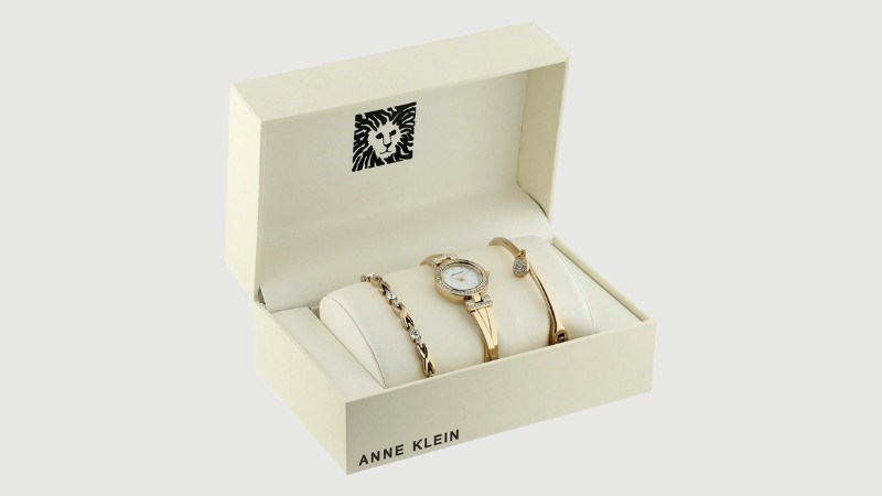 Bên trong nắp hộp đồng hồ Anne Klein chính hãng có biểu tượng hãng hình sư tử