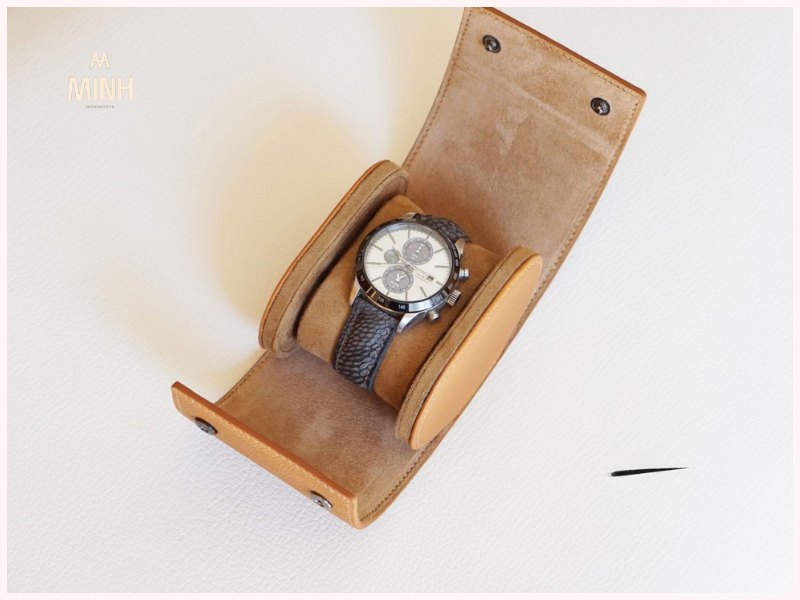 Xem xét hộp đựng đồng hồ và giấy tờ kèm theo 