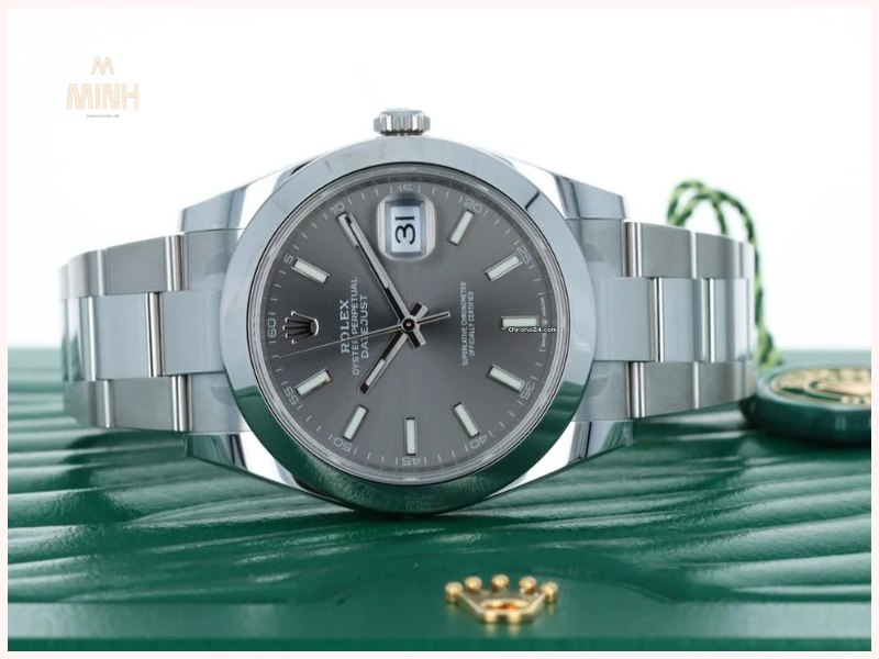 Đồng hồ thật được làm chi tiết và tinh tế 