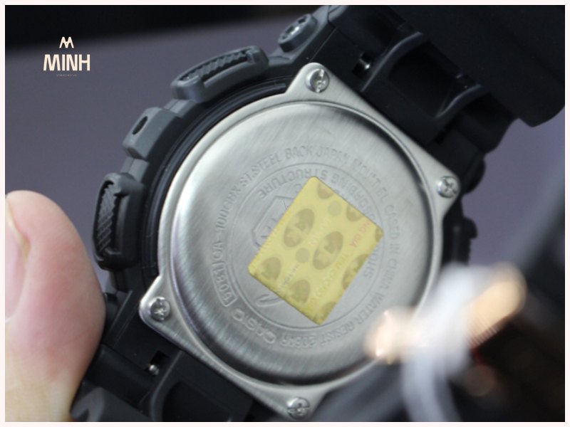 Kiểm tra mặt lưng đồng hồ trước khi mua