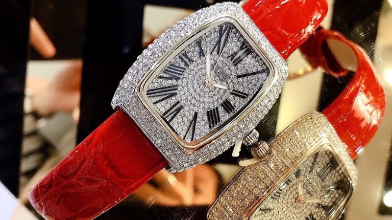 Mặt số vuông được trang trí bằng đá Swarovski bao phủ quanh viền