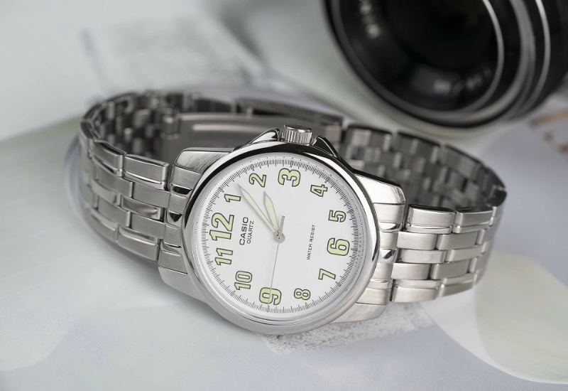 Bạn nên quan tâm đến đồng hồ để tránh tình trạng đồng hồ hết pin lâu ngày