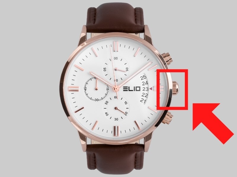 Núm chỉnh thời gian ở một bên hông đồng hồ