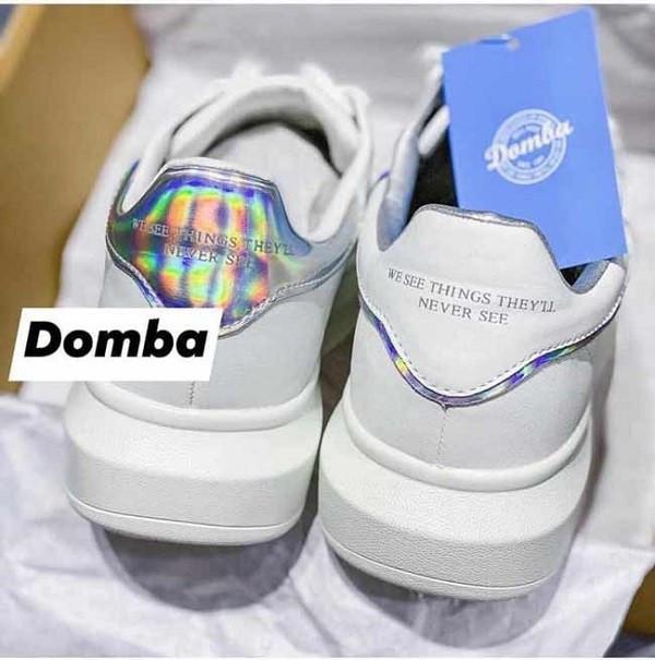 Giày Domba real có tag xanh, phần gót giày và đế giày cắt tinh tế, gọn gàng và đứng form(Nguồn: Internet)