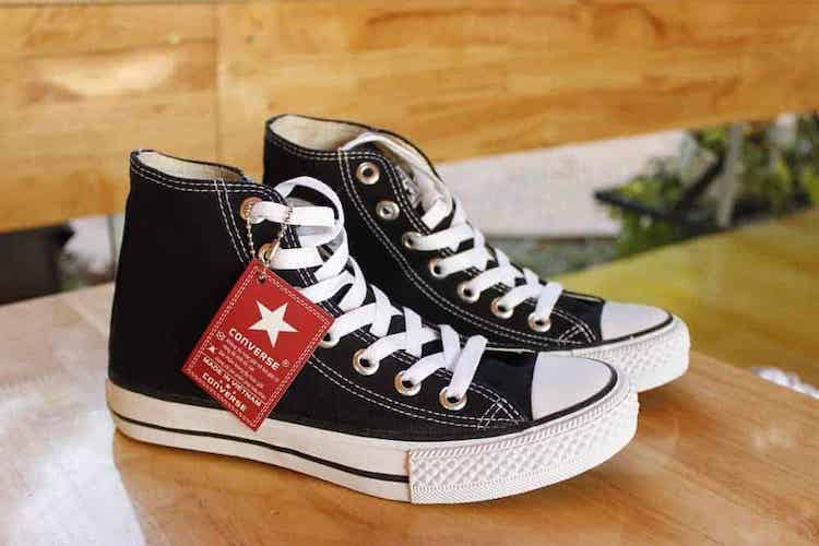 Top 5 mẫu giày sneaker nữ chính hãng hot nhất hiện nay