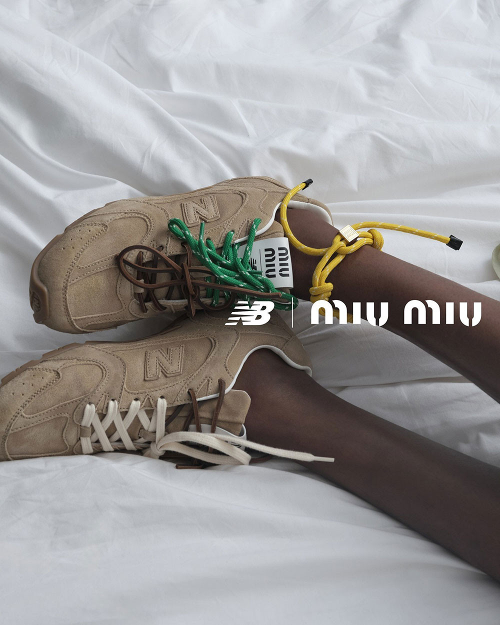 Cận cảnh thiết kế dây giày thể thao nữ Miu Miu 530 SL với cách thắt độc đáo