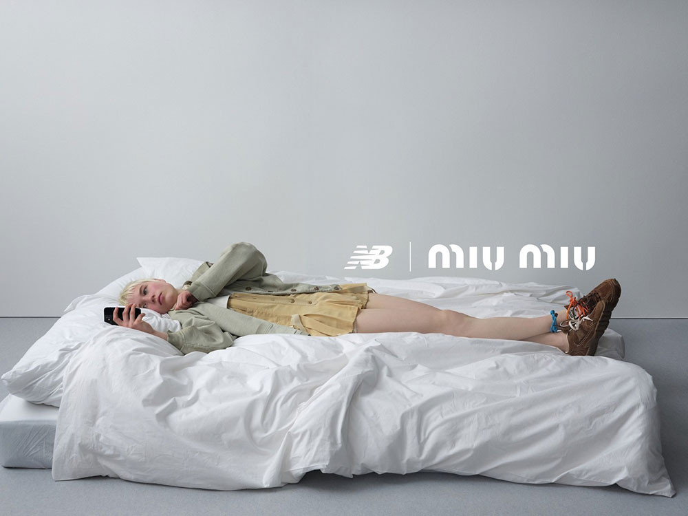 Chiến dịch quảng cáo giày thể thao nữ Miu Miu x New Balance 530 SL với người mẫu