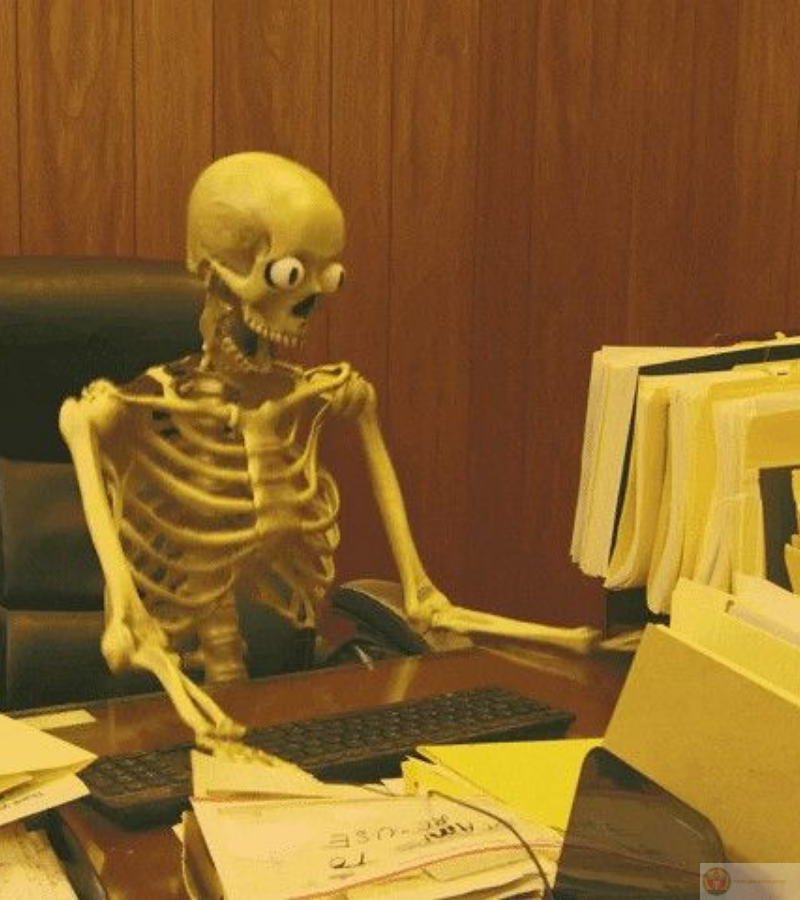 Skeleton làm việc với vẻ mặt hài hước, nhìn mà cười xỉu