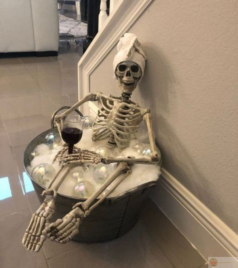 Hình ảnh skeleton nằm thư giãn trong bồn tắm, tận hưởng cảm giác chill hết cỡ