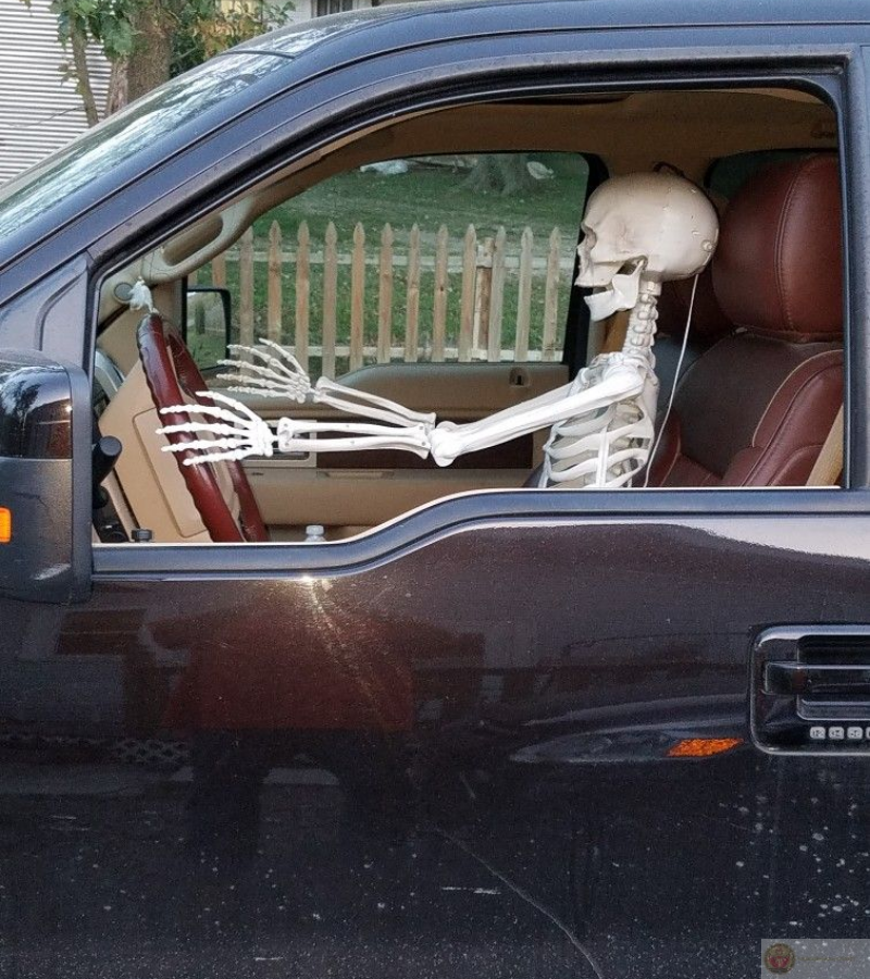 Skeleton lái xe ô tô siêu hài