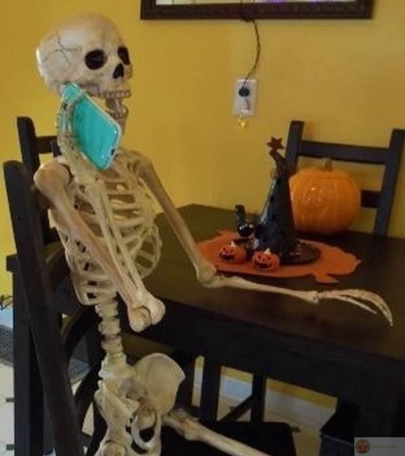 Skeleton nghe điện thoại