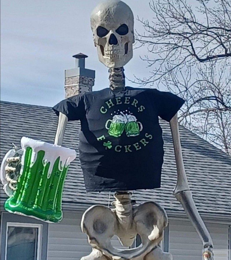 Skeleton uống ly bia siêu to khổng lồ