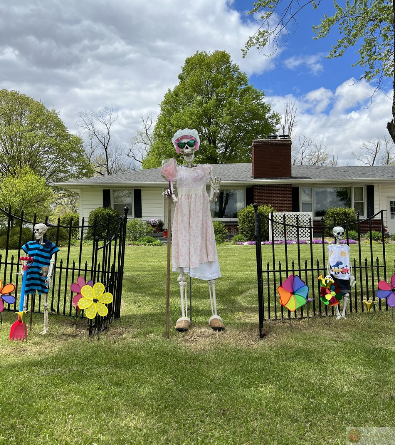 Cô chủ đứng trước cổng nhà