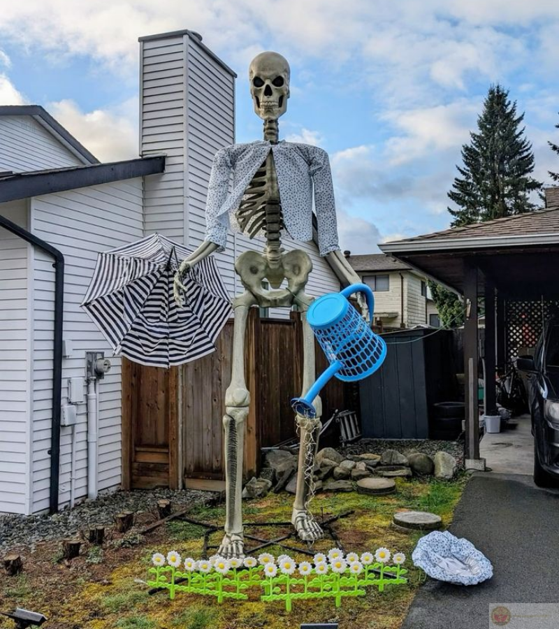 Skeleton siêu to khổng lồ tưới cây