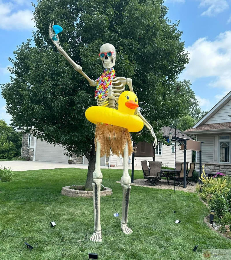 Skeleton gây cười với đồ tắm biển