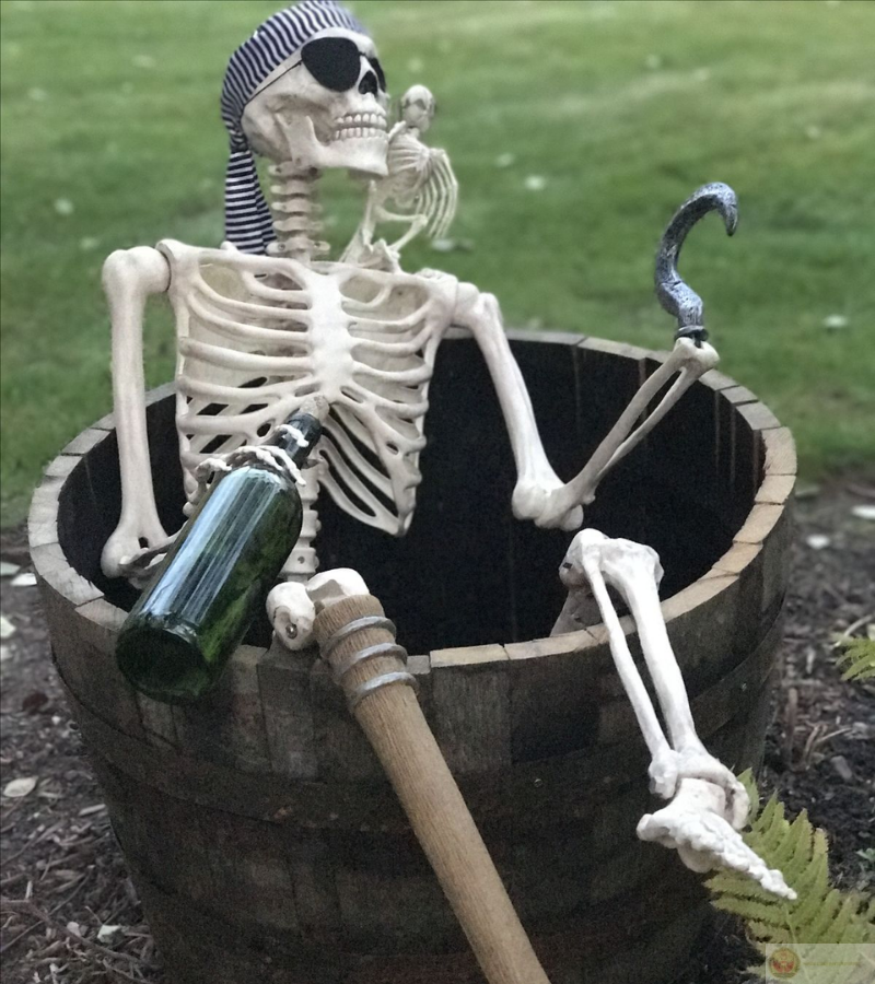 Skeleton thư thái ngồi chờ, biểu cảm vừa chill vừa buồn cười