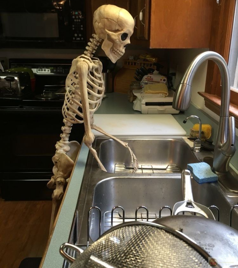 Cẩn thận sửa chén, nhìn mà buồn cười