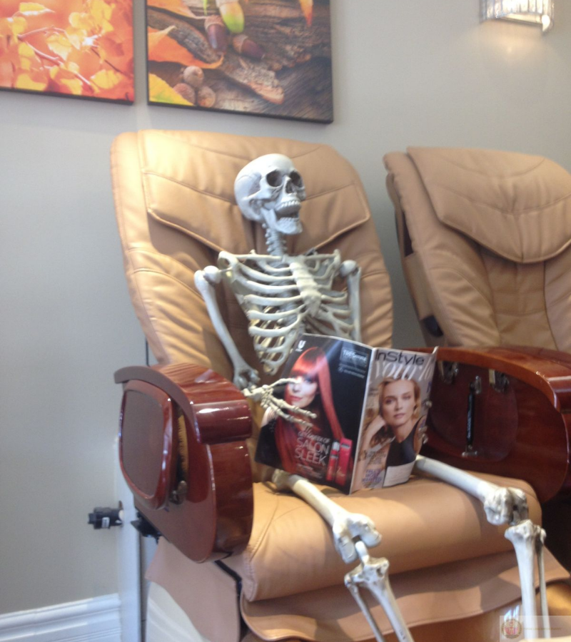 Vừa ngồi ghế mát xa vừa chờ đợi ai đó đến đón