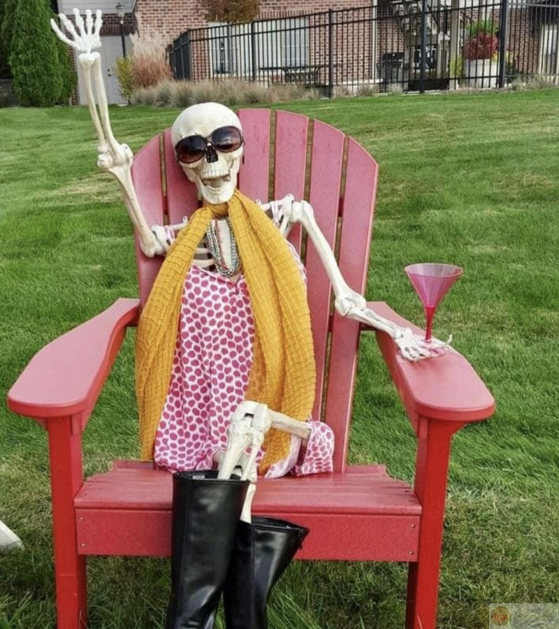 Quý cô chờ bạn cực vui vẻ