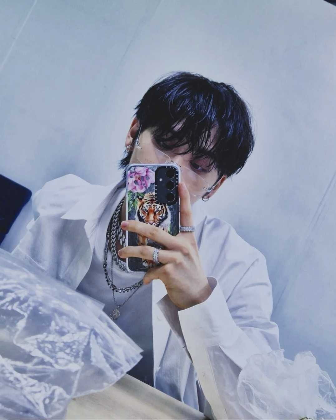 Dáng ngồi thảnh thơi, nhưng nghĩ về muôn thứ