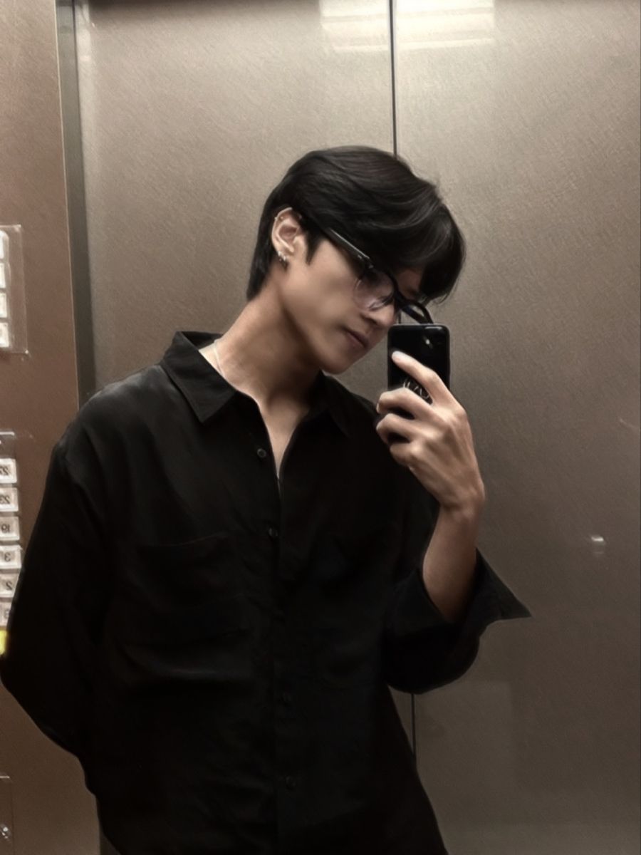 Đôi mắt lơ đãng, background càng thêm deep