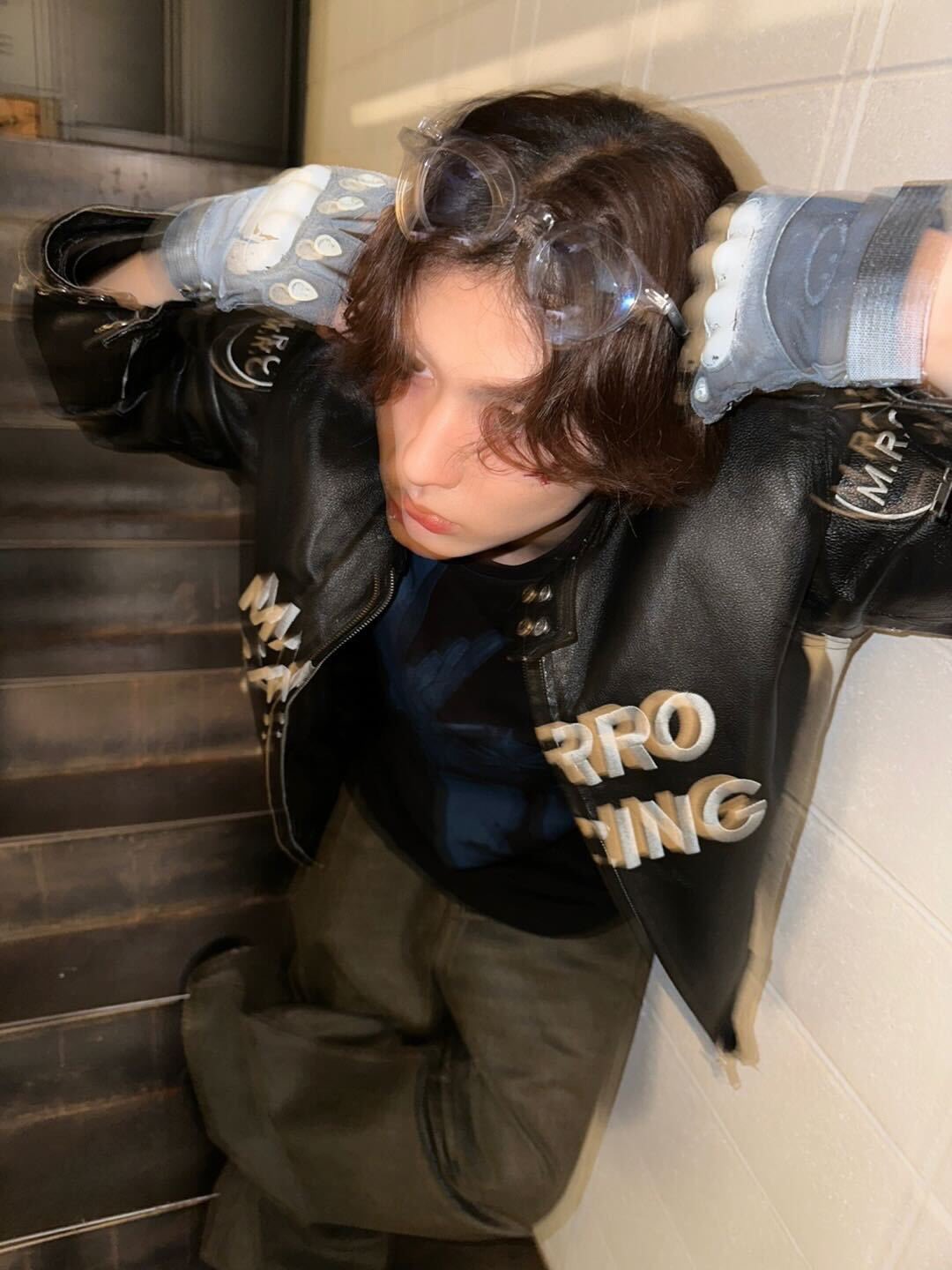 Đứng giữa phố đông mà như đang chụp poster