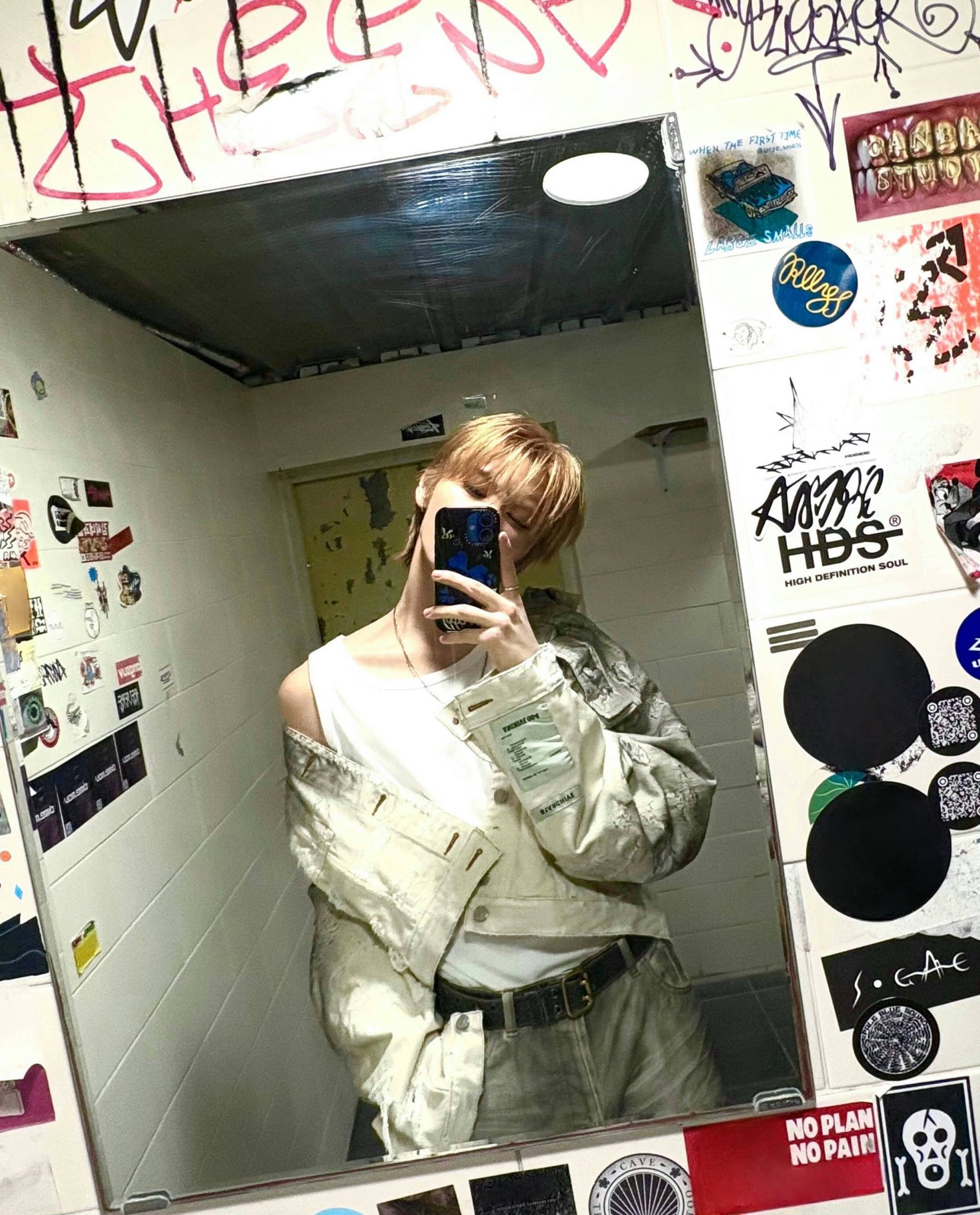 Gió thổi tóc rối, nhưng vẫn giữ nguyên thần thái