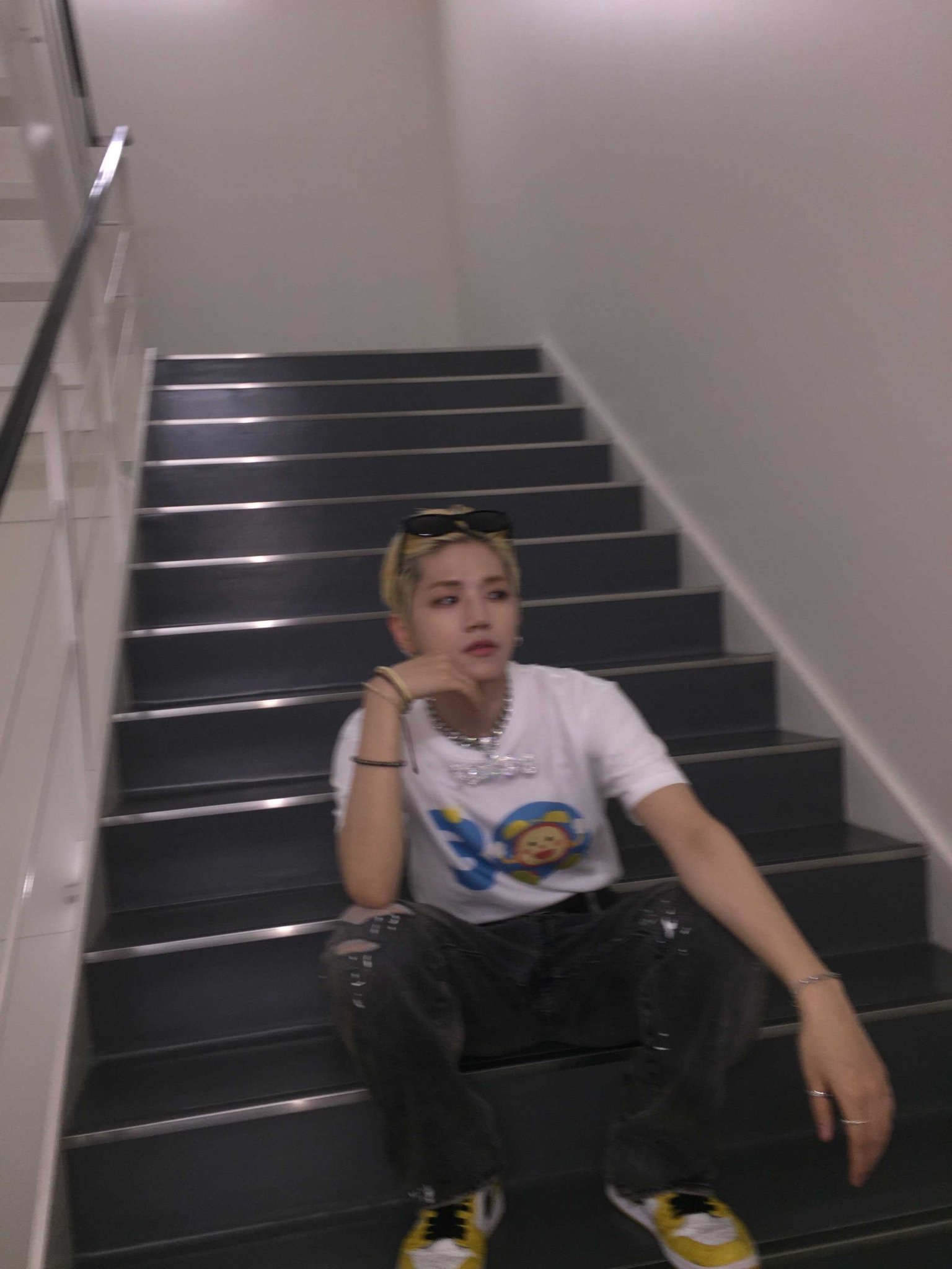 Ánh mắt nhìn xa như chờ ai đó