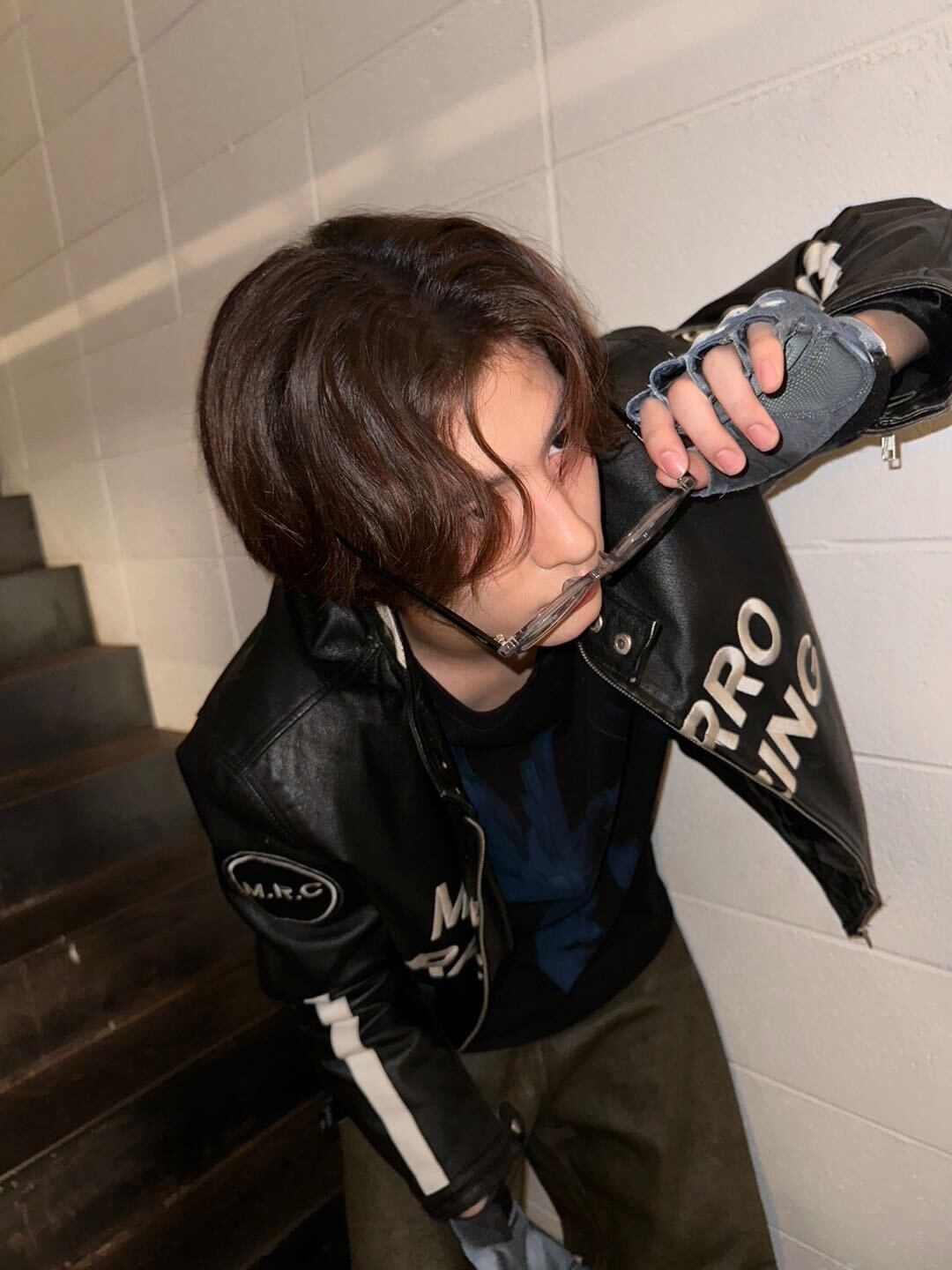 Ánh nhìn xa xăm, background nhòa nhòa mà deep