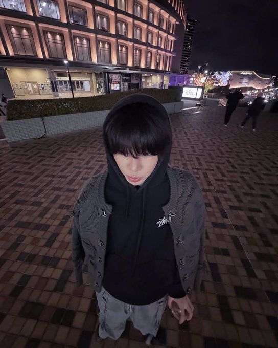 Bụi đường lăn tăn, áo anh vẫn phẳng phiu