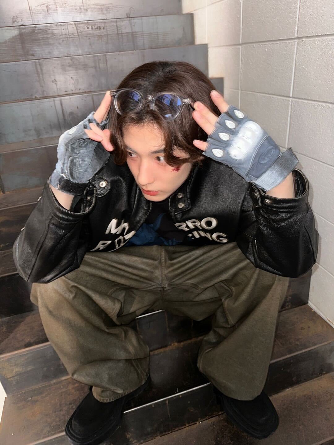 Ngồi ở bậc thềm, ánh sáng rọi đúng chuẩn chill