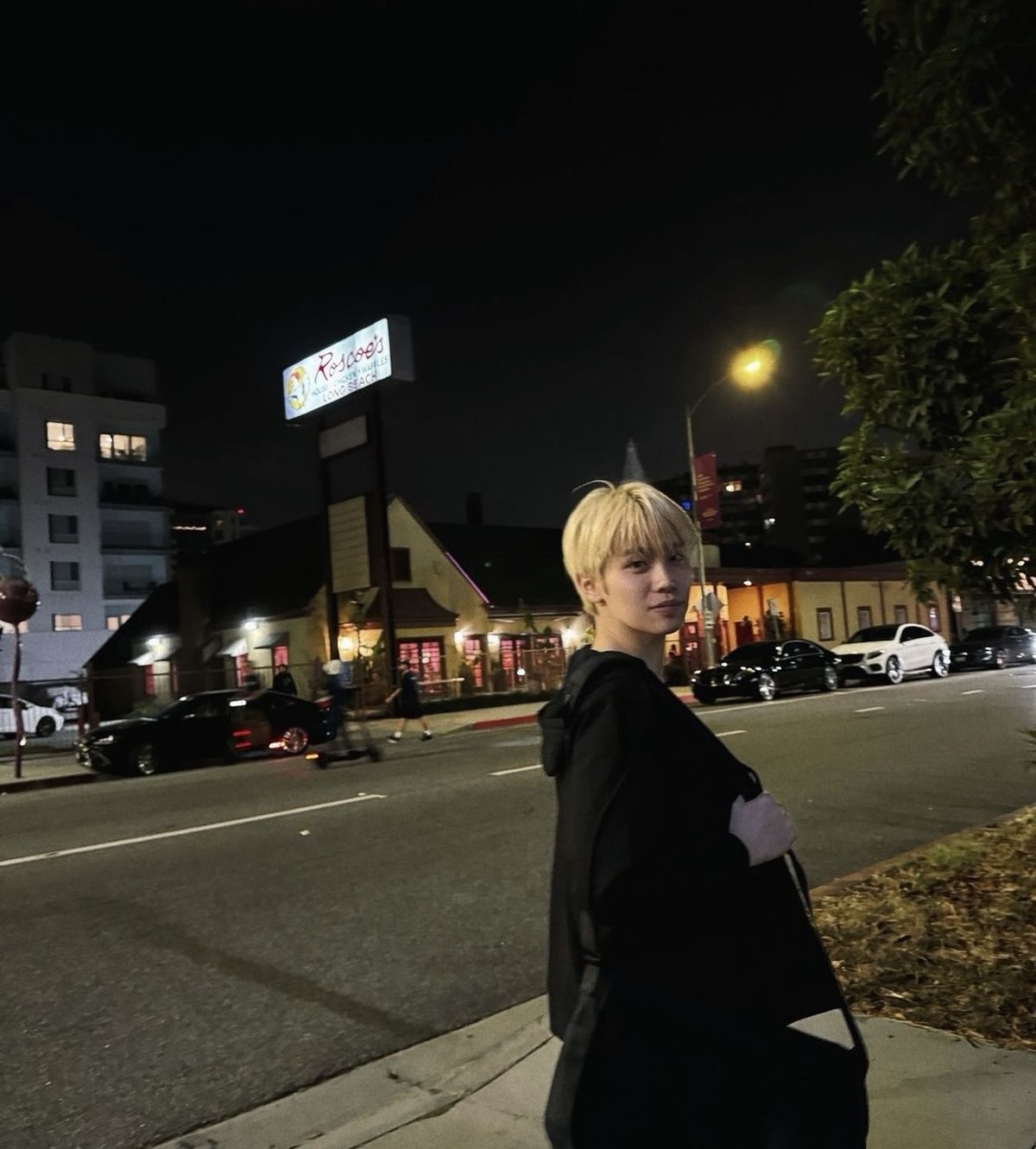 Bước giữa vạch qua đường mà nhìn như shoot film