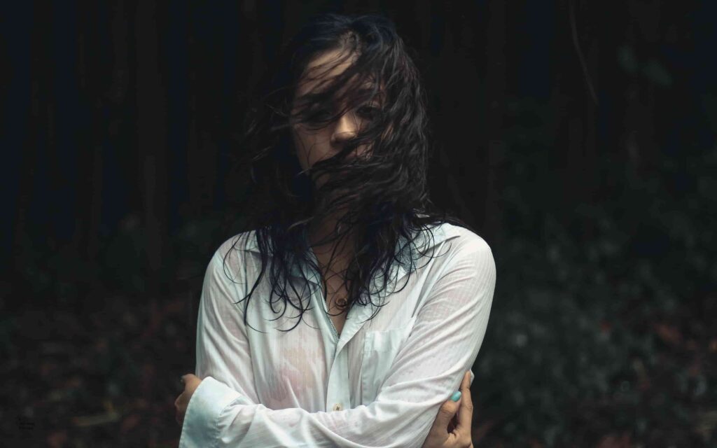 hình ảnh cô gái buồn khóc