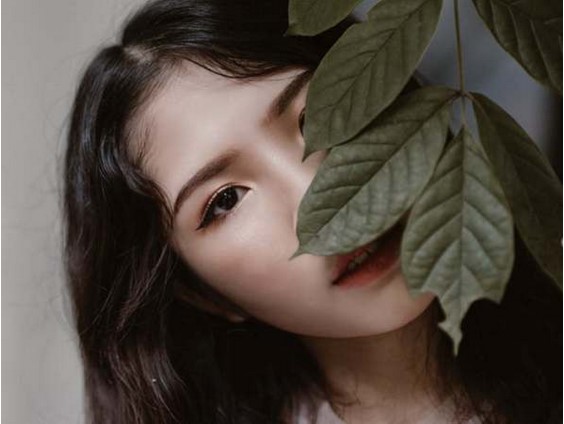 Dùng lá để che một phần mặt