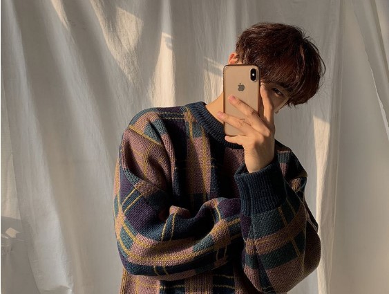 Ảnh chụp che mặt qua gương