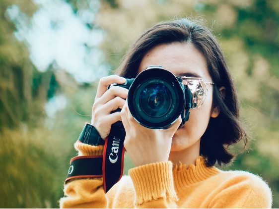 Chụp ảnh che mặt bằng máy ảnh