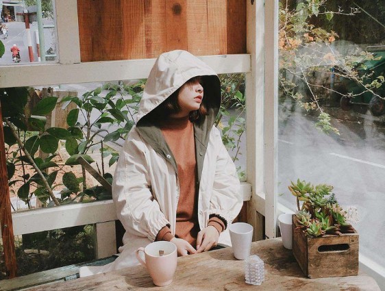 Dáng chụp ảnh che mặt bằng mũ