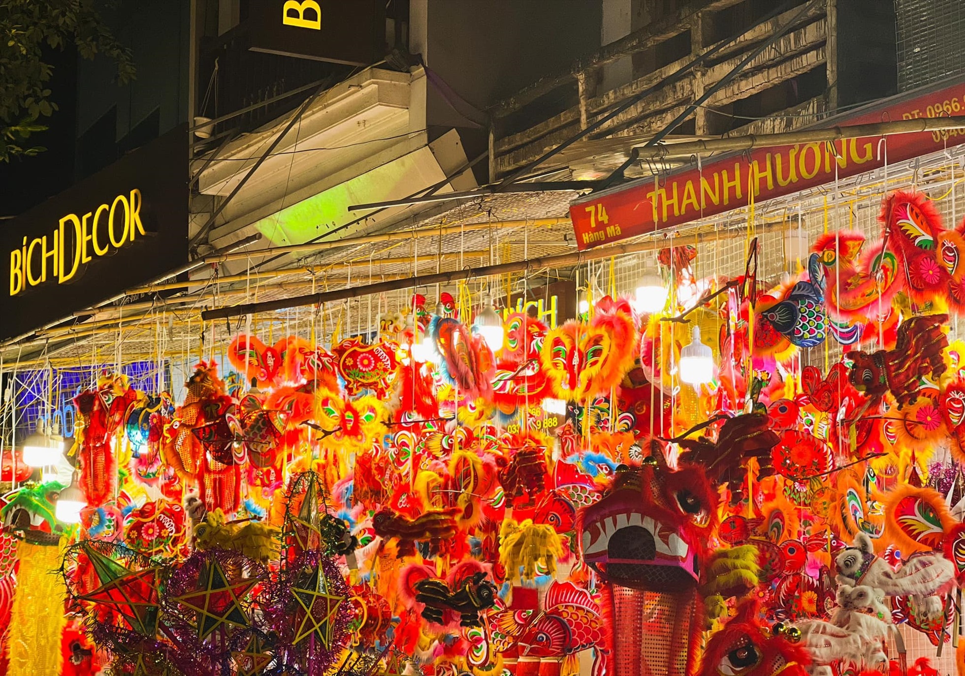 Chụp hình mùa thu Hà Nội tại phố Hàng Mã