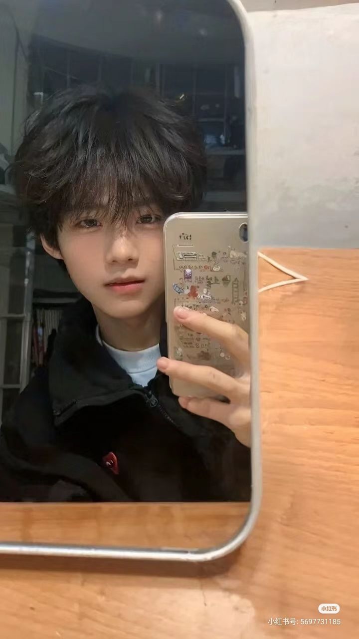 Hình ảnh trai đẹp 9 tuổi Việt Nam khiến người xem thích thú bởi sự hồn nhiên