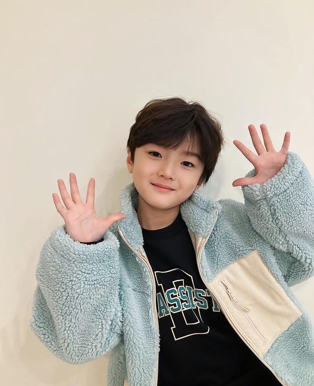 Bộ ảnh trai đẹp 9 tuổi che mặt lan truyền mạnh mẽ nhờ sự khác biệt và bí ẩn