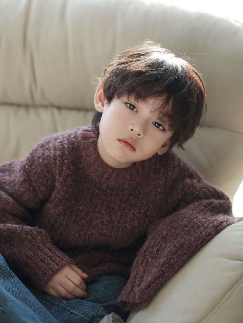 Ảnh trai đẹp 9 tuổi che mặt mang phong cách mới lạ khiến nhiều bạn trẻ thích thú