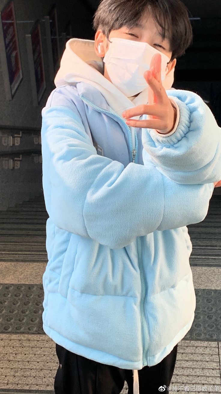 Ảnh trai đẹp 9 tuổi che mặt lan tỏa nhanh nhờ sự khác lạ và phong cách bí ẩn