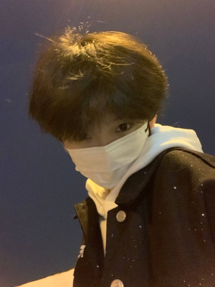 Ảnh trai đẹp 9 tuổi che mặt luôn nổi bật nhờ sự bí ẩn và phong cách khác biệt