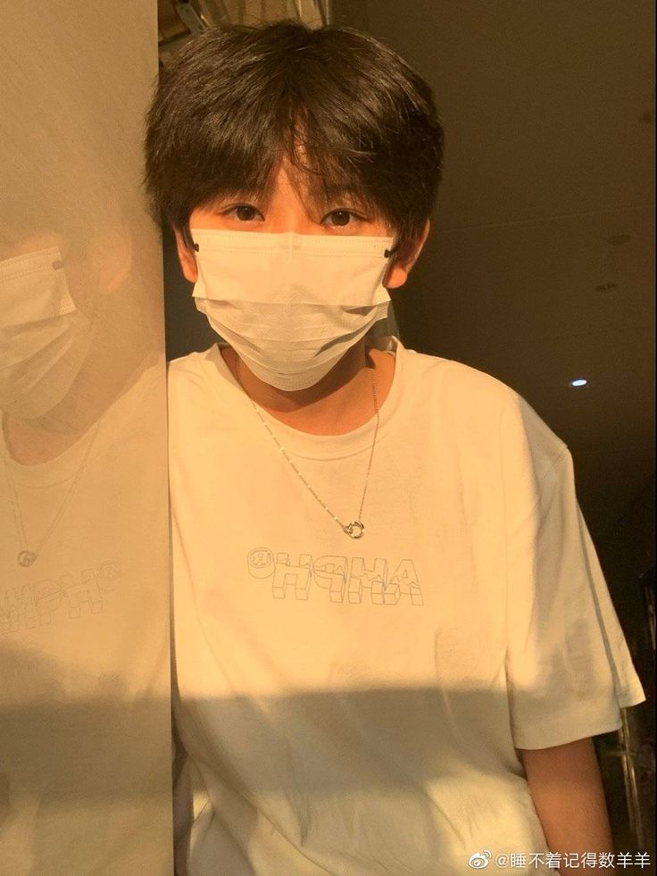 Bộ ảnh trai đẹp 9 tuổi che mặt mang lại nét khác biệt được cộng đồng mạng chú ý