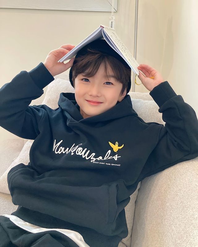 Bộ ảnh trai đẹp 9 tuổi thường xuất hiện trong album học trò được yêu thích nhiều