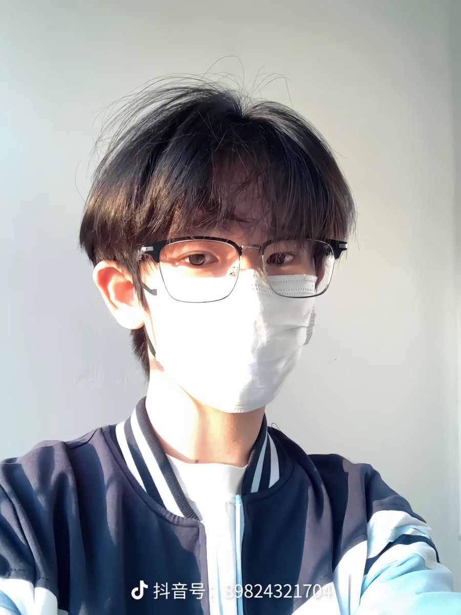 Hình ảnh con trai 9 tuổi mang đến sự ngây ngô và niềm vui trong sáng cho người xem