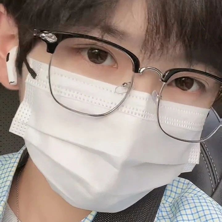 Hình ảnh trai đẹp 9 tuổi che mặt