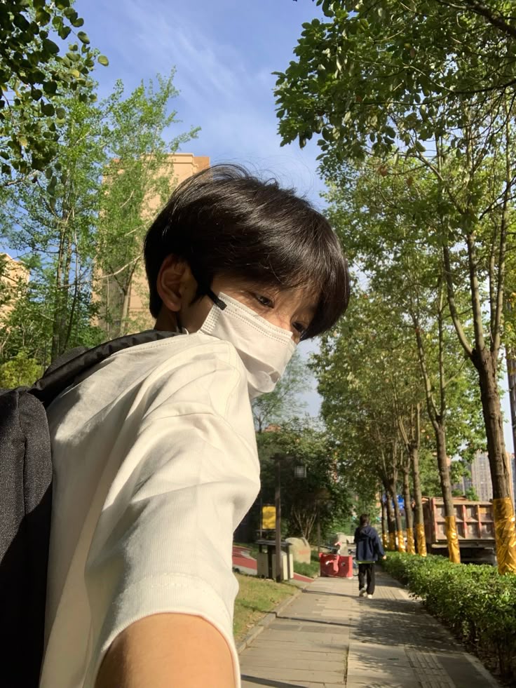 Hình ảnh trai đẹp 9 tuổi trong sáng phản ánh nét hồn nhiên đáng nhớ của tuổi nhỏ