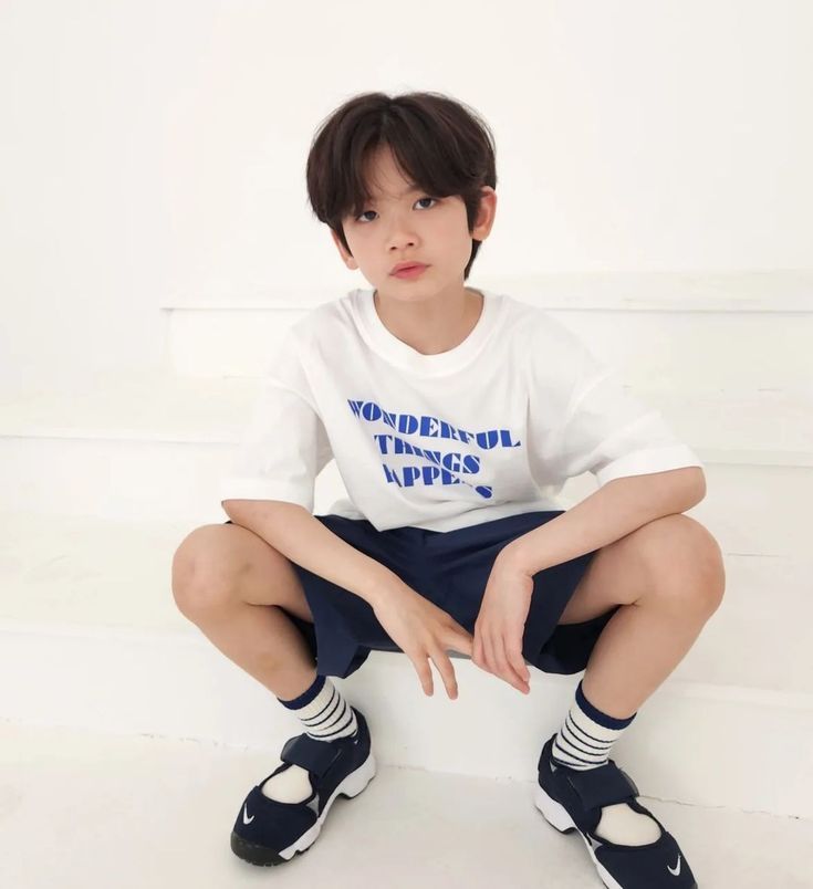 Hình ảnh trai đẹp 9 tuổi che mặt gợi sự tò mò và cuốn hút cộng đồng mạng trẻ